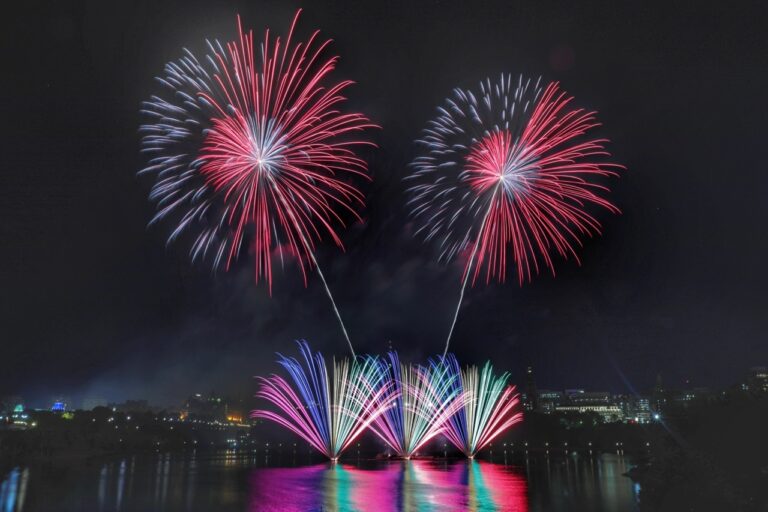 Feux d’artifice rouge et blanc au-dessus de la Rivière des Outaouais.